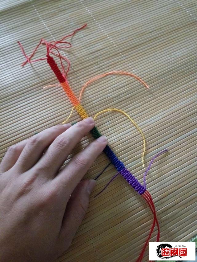 漂亮的自編彩虹手鏈，學會了給喜歡的女孩兒編一個吧