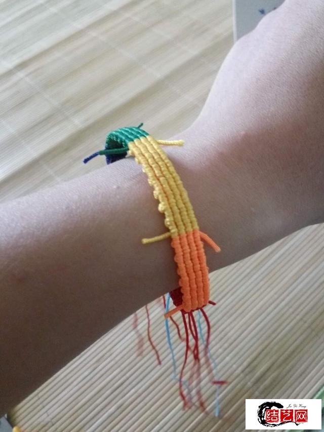 漂亮的自编彩虹手链，学会了给喜欢的女孩儿编一个吧