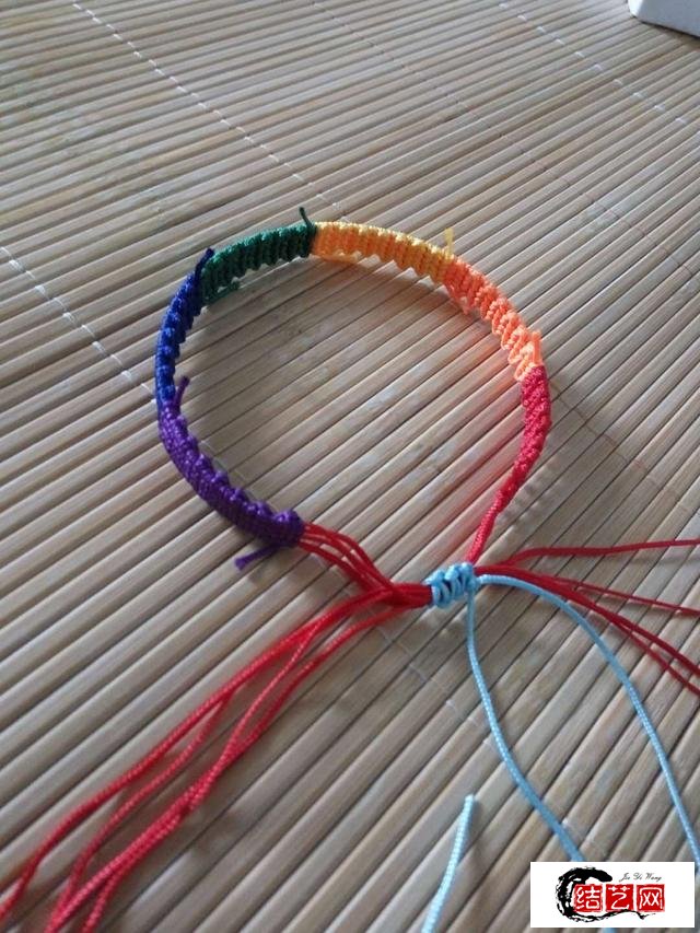 漂亮的自編彩虹手鏈，學會了給喜歡的女孩兒編一個吧