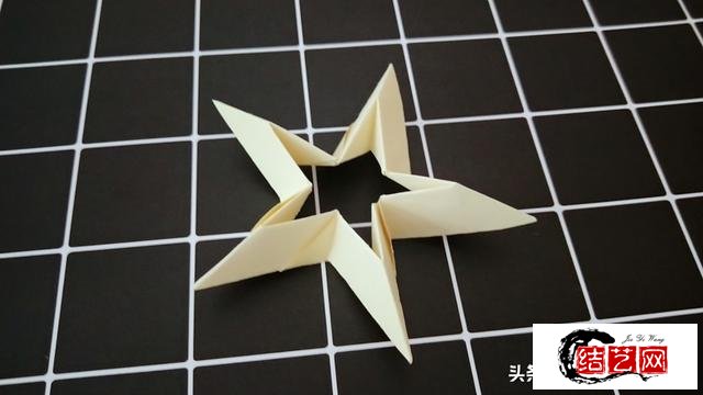 国庆节到，用彩纸折个立体五角星，简单好看装饰很棒哦