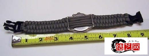 用伞绳编一根独特的手表表链，不但彰显个性，也是一个求生工具