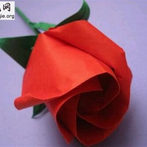 简单折纸玫瑰花图解 一款浪漫的玫瑰花骨朵DIY教程