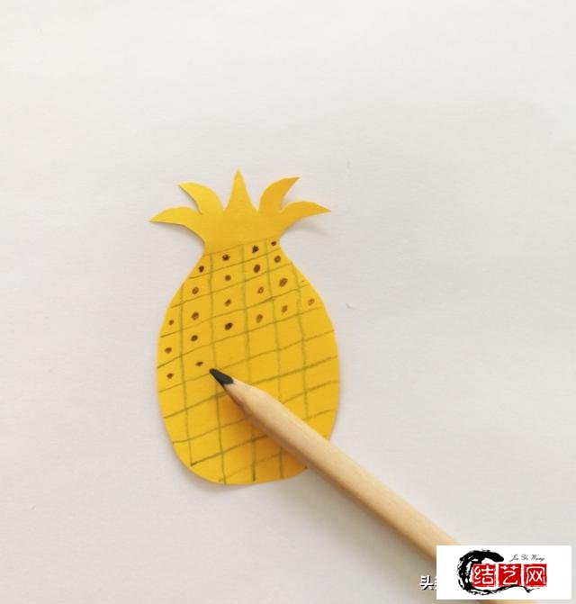 幼儿手工，为孩子准备的简单剪纸教程，一张纸剪出一个菠萝