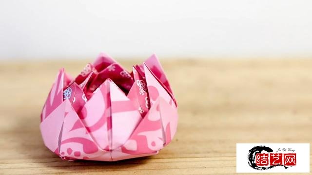 手工折纸制作漂亮的莲花盒子，方法很简单，看一遍就学会了