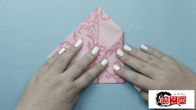 手工折纸制作漂亮的莲花盒子，方法很简单，看一遍就学会了
