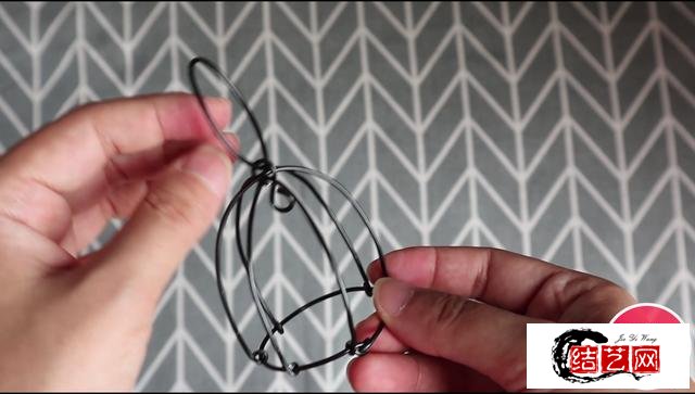 用彩色铝丝制作工艺品：日系杂货爱心笼子手工编织教程图解