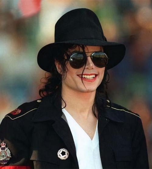 迈克尔杰克逊死，迈克杰克逊十首最经典歌曲播放{迈克尔杰克逊白斑照片}